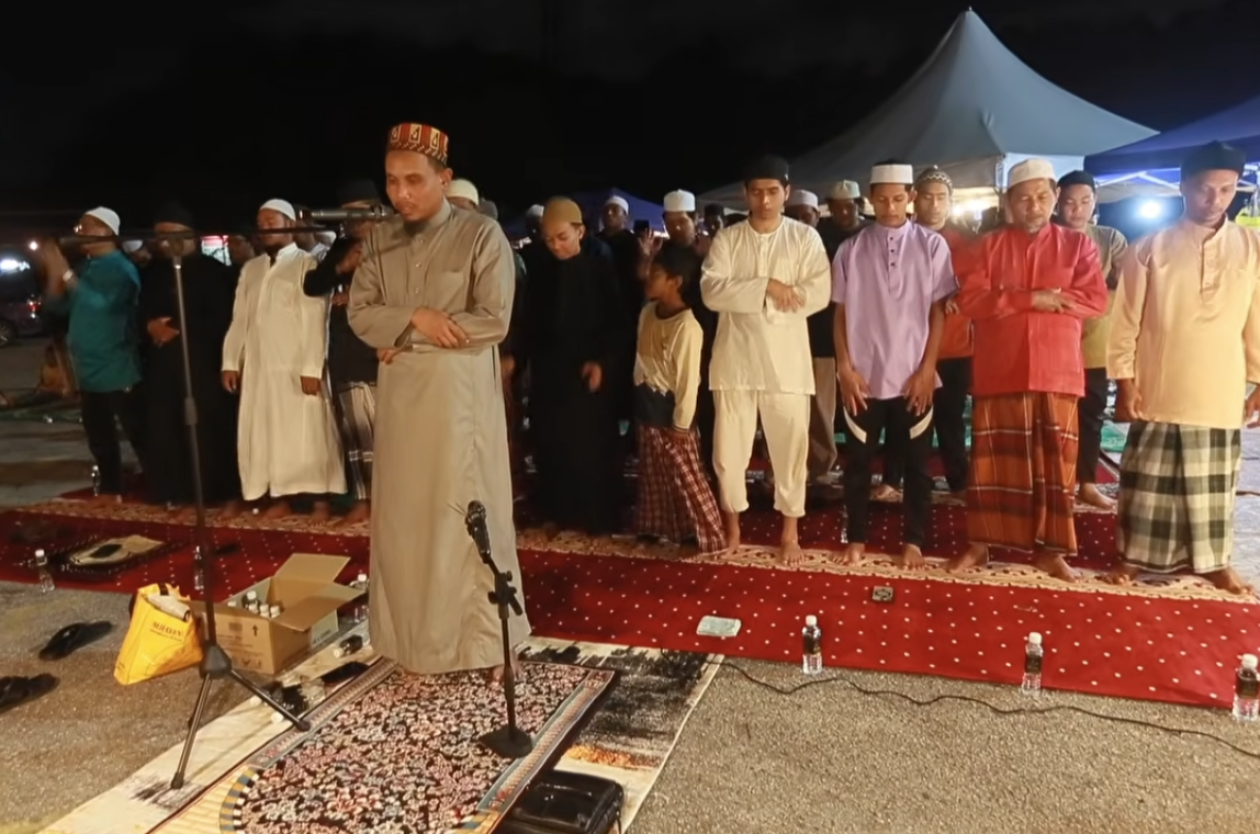 Tarawih Outdoor Di Tapak Pasar Malam Bukit Bayas Tarik Minat Gen Z, Solat 20 Rakaat Siap 30 Minit